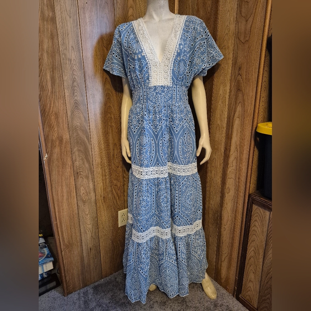 Elie Tahari Eyelit Beautiful Long Maxi Dress Sz 8 condition is Pre-owned - Excel